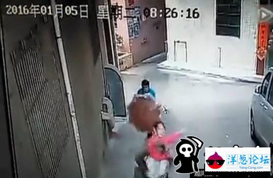 广东两男子当街抢劫女子 勒脖拖行(3)