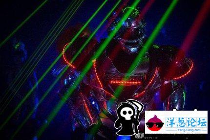 日本红灯区餐馆推巨型女机器人揽客(9)