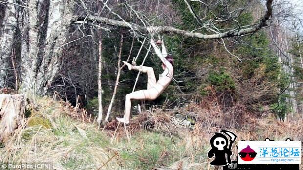 拍照意外 女全裸倒吊树上3小时 (3)