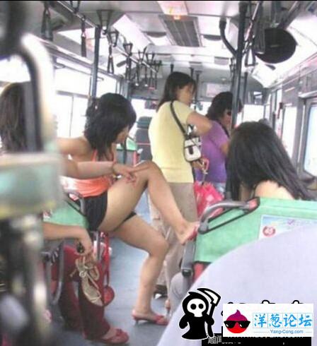 豪放女居然在公交车上做这个(2)