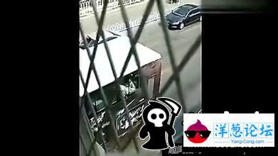 手机实拍北京某天桥公交车“车震门”(1)