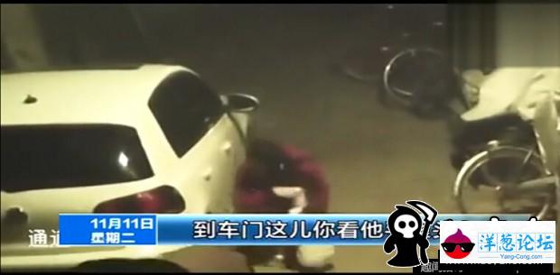 车震遇抢劫 男子未穿裤子被拖出车外(2)