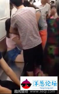 因地铁内争座位 女子被扒衣服(2)