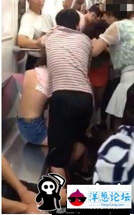 因地铁内争座位 女子被扒衣服(1)