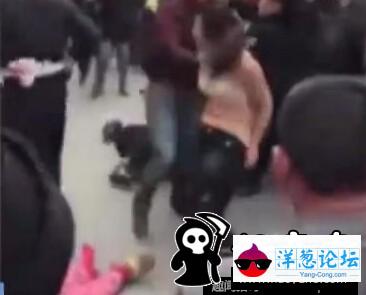 温州一女子当街脱裤与警察厮打(3)