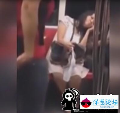 奇葩女子竟在地铁上骚扰男乘客(2)