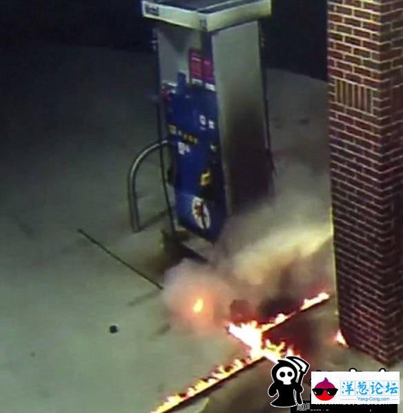男子在加油站用打火机烧车上蜘蛛 将汽车引燃(4)