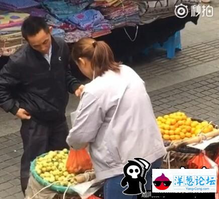 小贩掉包水果视频网络热传 外国网友：这就是中国(6)