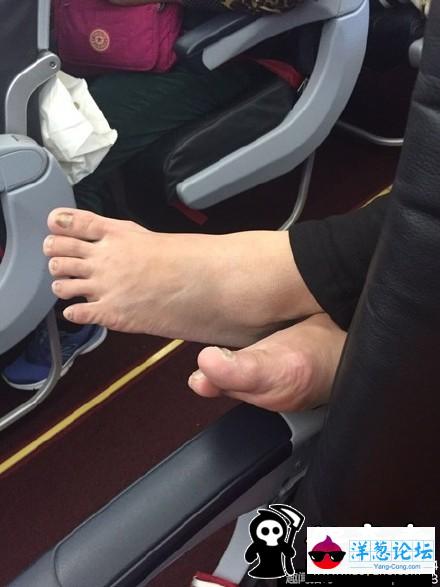 大妈坐飞机脱鞋 脚搭前排乘客扶手 空姐拒绝制止(2)