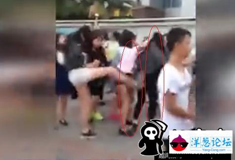 衡阳一女生遭一群女同学围殴 拳打脚踢旁人叫好(1)