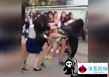 衡阳一女生遭一群女同学围殴 拳打脚踢旁人叫好(2)