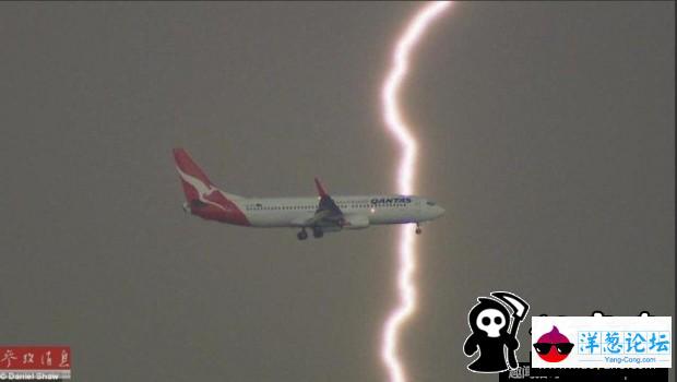 澳大利亚客机与闪电“擦肩而过”瞬间被记录(2)