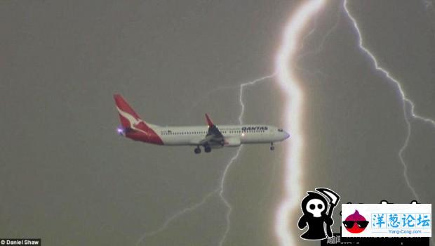 澳大利亚客机与闪电“擦肩而过”瞬间被记录(1)