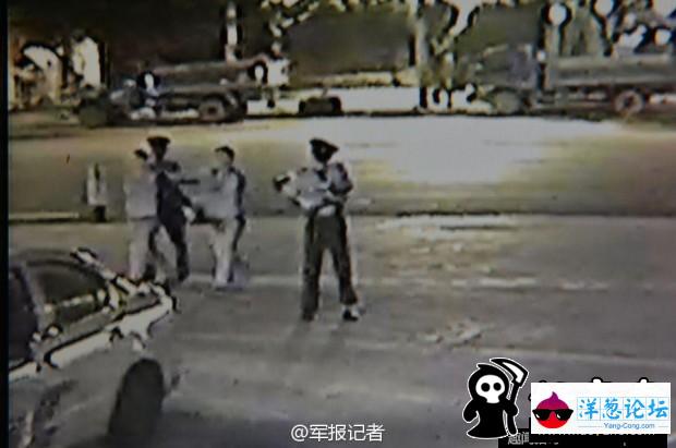 重庆的哥遇毒贩 直接将其拉至武警总队制服(4)