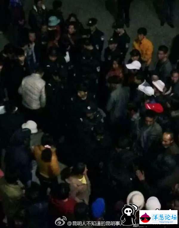 云南警方抓赌被民众围困 警车被掀翻(3)