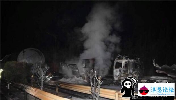 济青高速20多个油罐爆炸 3车被焚(3)