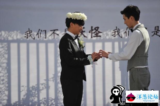 北京两男子举行婚礼 跳广场舞讨好家长(3)
