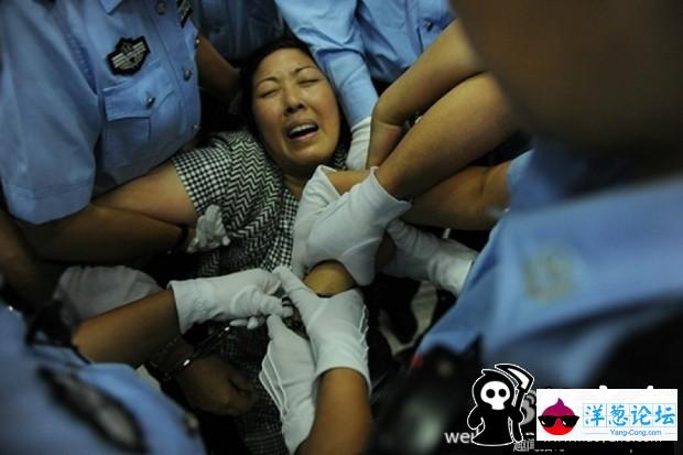 南京“虐童案”养母庭审期间欲自杀被捕(1)