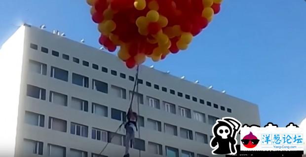 俄罗斯10岁女童抓着气球飞上天空(2)