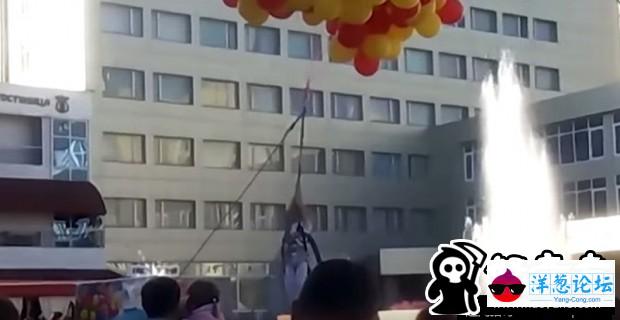 俄罗斯10岁女童抓着气球飞上天空(1)