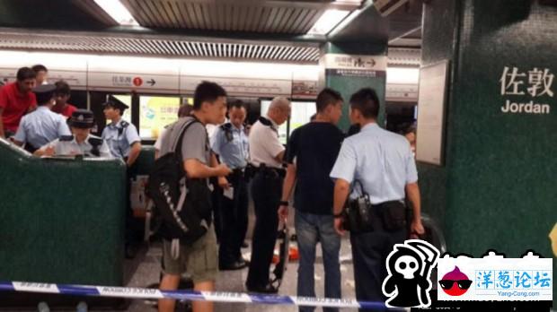 香港地铁发生砍人事件 9男子追砍3人(1)