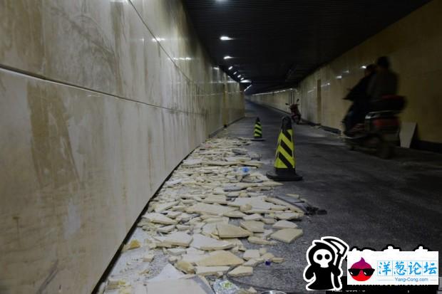 郑州一新开隧道墙壁瓷砖现大面积脱落(5)