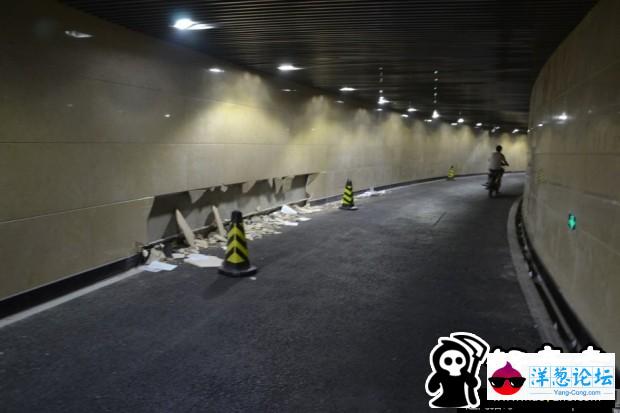 郑州一新开隧道墙壁瓷砖现大面积脱落(6)