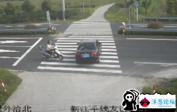 江苏一女子骑摩托车玩手机 被轿车撞飞(1)