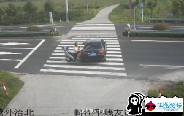 江苏一女子骑摩托车玩手机 被轿车撞飞(2)