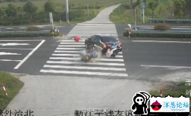 江苏一女子骑摩托车玩手机 被轿车撞飞(4)