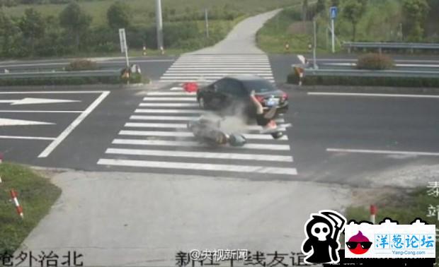 江苏一女子骑摩托车玩手机 被轿车撞飞(3)