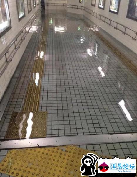 台风使积水倒灌 日本地下通道变游泳池(4)