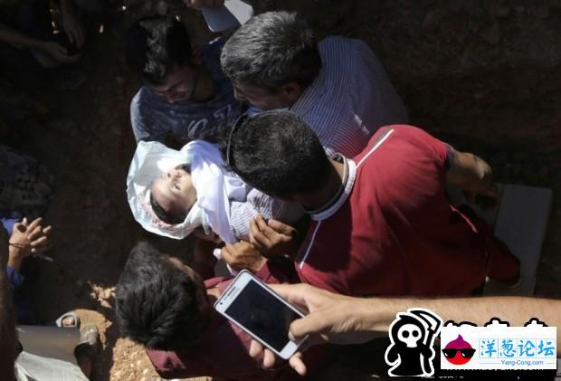叙利亚3岁男童偷渡溺亡 被父带回国下葬(1)