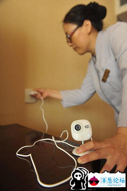 宾馆服务员清理客房 自带摄像头监控(1)