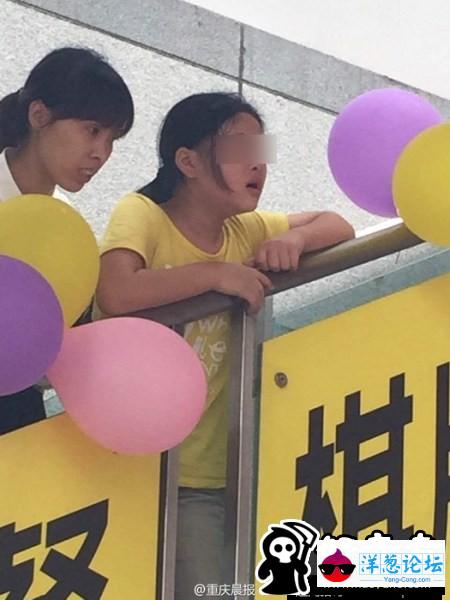 重庆送菜夫妇因搭观光电梯被保安围殴(11)