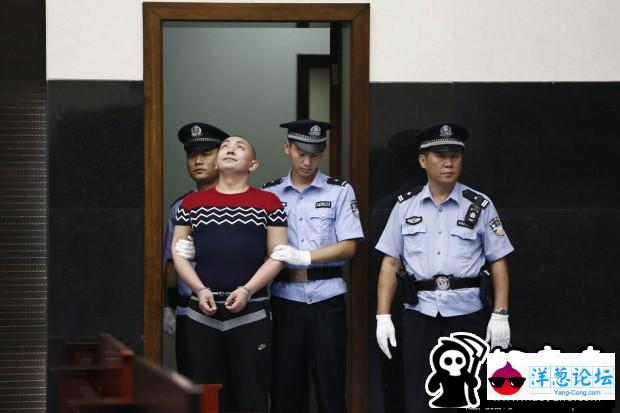 重庆男子入室抢劫致3死3伤 受审全程笑脸(2)
