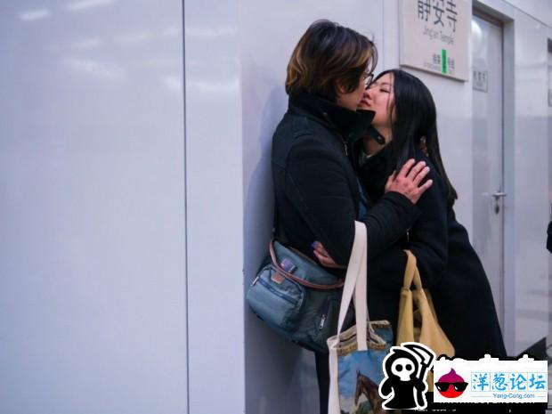 上海摄影师拍通勤地铁上接吻男女(1)