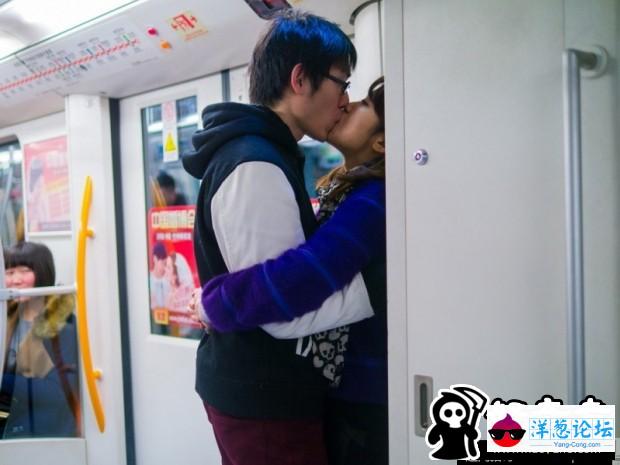 上海摄影师拍通勤地铁上接吻男女(7)