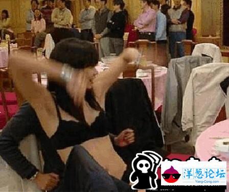 啤酒节饮酒过量 女游客穿着暴露倒地不起(12)