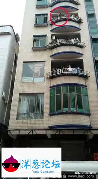 男童欲爬下5楼阳台不慎掉落 街坊拉棉被接住(1)