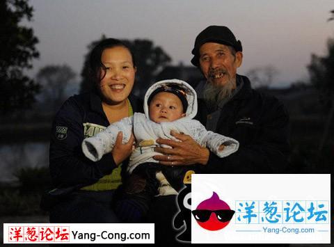 湖南27岁女子与72岁老汉结婚生子,这才叫幸福