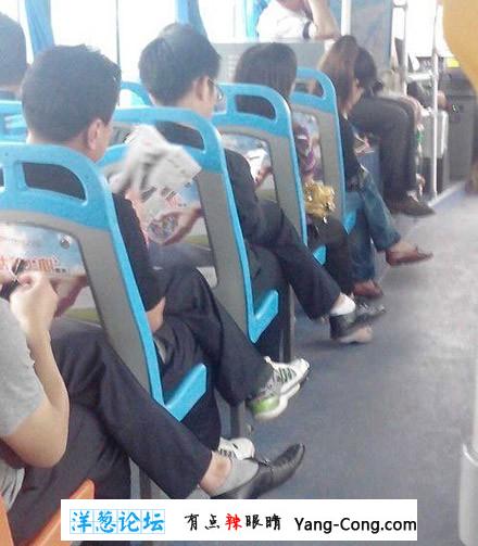 清一色的高跷腿！坐公交车，有位置真舒坦！